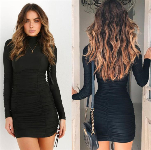 Aktuális női ruha hosszú ujjú passzolt modell fekete színben