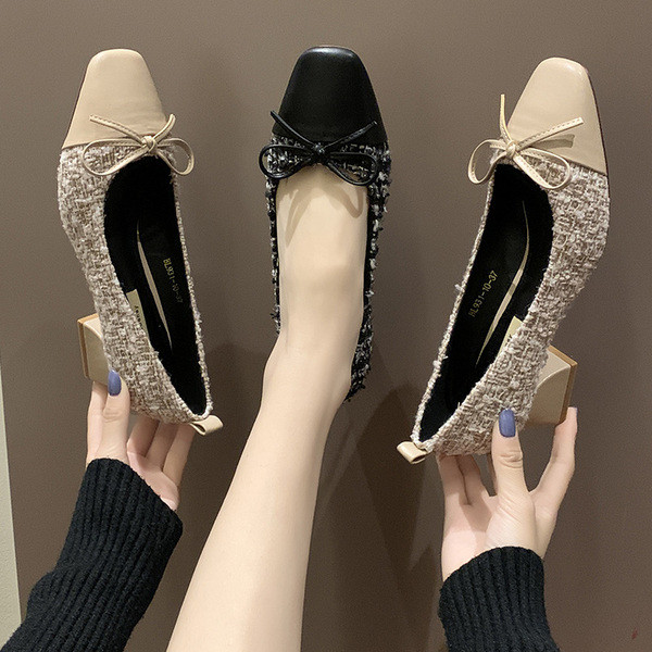 Női alkalmi cipő vastag sarkú bézs és fekete szalaggal