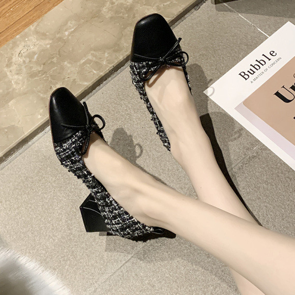 Női alkalmi cipő vastag sarkú bézs és fekete szalaggal