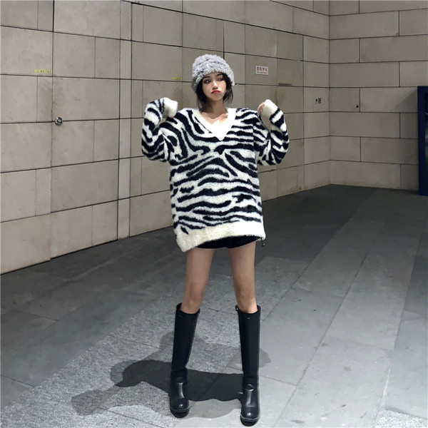 Γυναικεία φαρδιά πουλόβερ με V-neck και ζέβρα τύπωμα