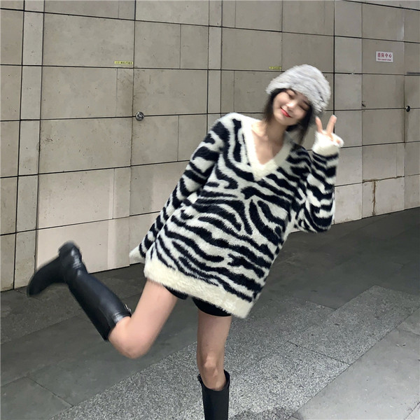 Γυναικεία φαρδιά πουλόβερ με V-neck και ζέβρα τύπωμα