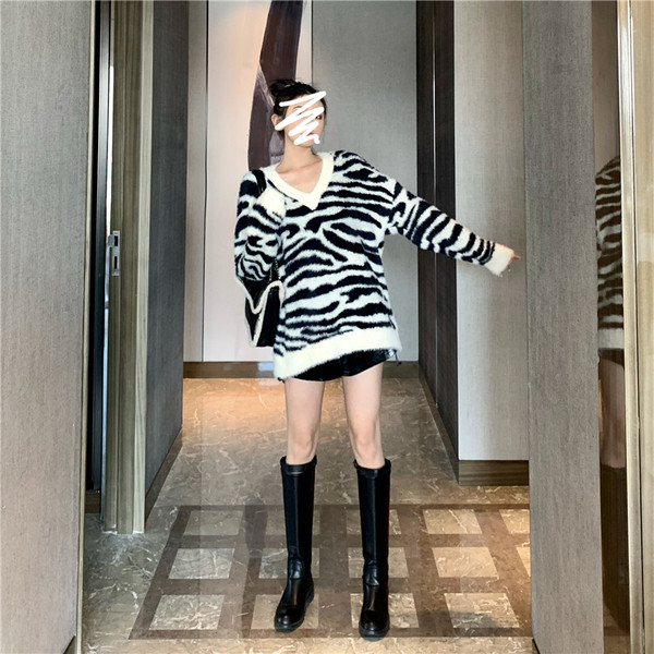 Γυναικεία φαρδιά πουλόβερ με V-neck και ζέβρα τύπωμα