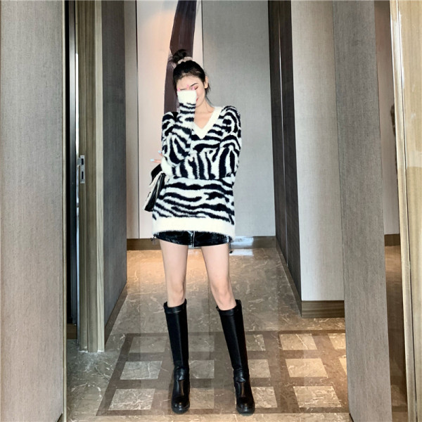 Γυναικεία φαρδιά πουλόβερ με V-neck και ζέβρα τύπωμα