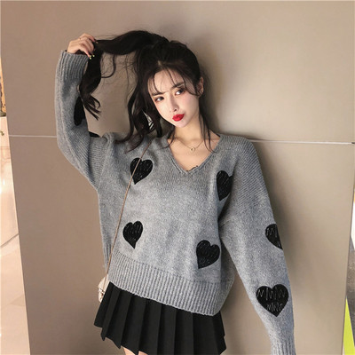 Γυναικείο πουλόβερ με V-λαιμόκοψη και καρδιά εφαρμογών σε γκρι και λευκό χρώμα