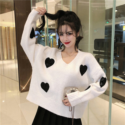 Γυναικείο πουλόβερ με V-λαιμόκοψη και καρδιά εφαρμογών σε γκρι και λευκό χρώμα