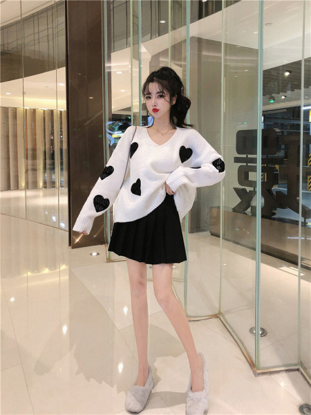 Γυναικείο πουλόβερ με V-λαιμόκοψη και καρδιά εφαρμογών σε γκρι και λευκό χρώμα