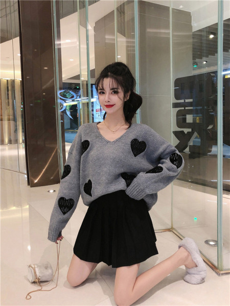 Γυναικείο πουλόβερ με V-λαιμόκοψη και καρδιά εφαρμογών σε γκρι και λευκό χρώμα