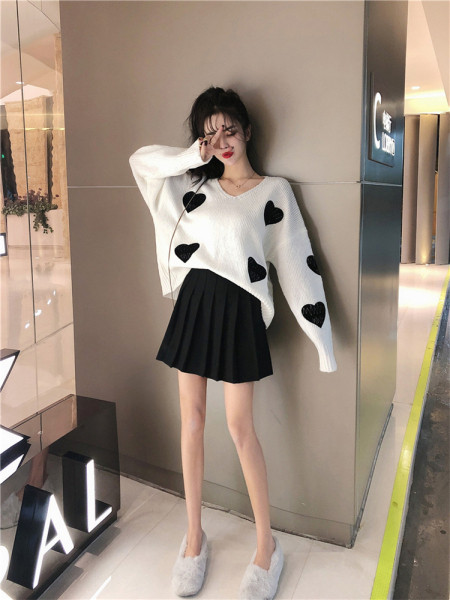 Γυναικείο πουλόβερ με V-λαιμόκοψη και καρδιά εφαρμογών σε γκρι και λευκό χρώμα