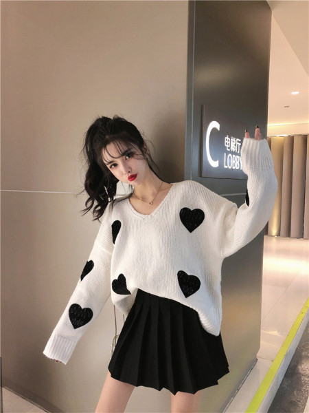 Γυναικείο πουλόβερ με V-λαιμόκοψη και καρδιά εφαρμογών σε γκρι και λευκό χρώμα