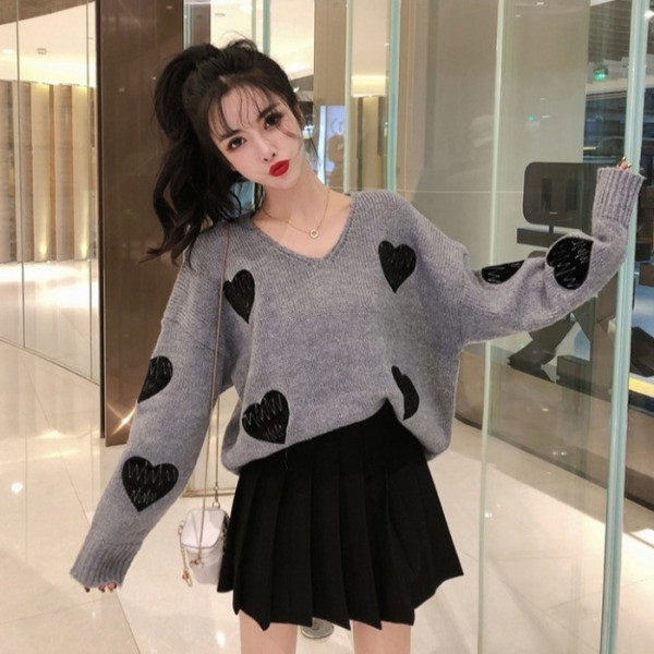 Γυναικείο πουλόβερ με V-λαιμόκοψη και καρδιά εφαρμογών σε γκρι και λευκό χρώμα