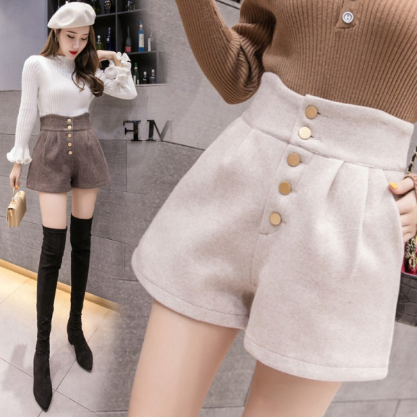 Női rövidnadrág széles modell magas derékkal és gombokkal