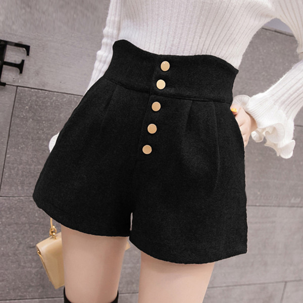 Női rövidnadrág széles modell magas derékkal és gombokkal