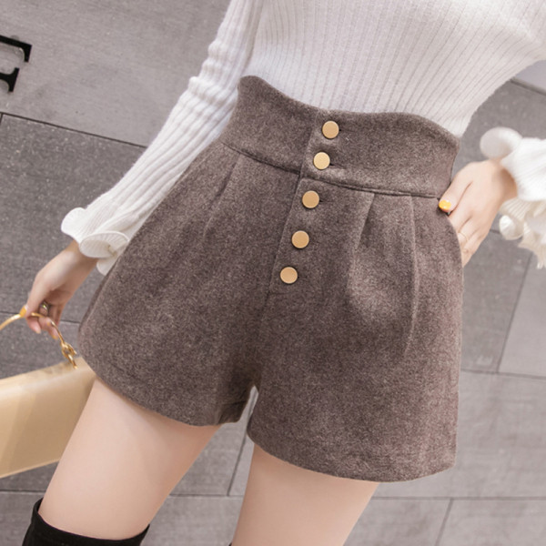 Női rövidnadrág széles modell magas derékkal és gombokkal