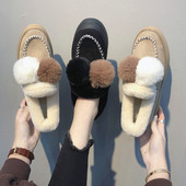 Καθημερινά γυναικεία παπούτσια βελούδου με επίπεδη σόλα σε μπεζ και μαύρο χρώμα