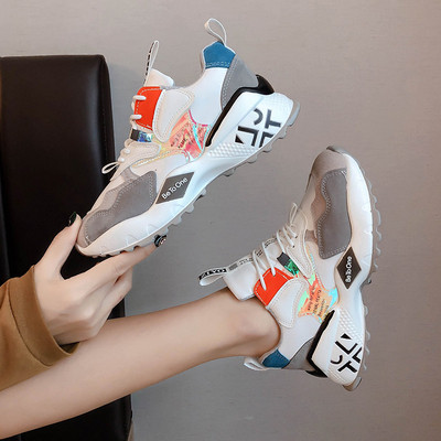 Μοντέρνα γυναικεία αθλητικά παπούτσια σε δύο χρώματα με κορδόνια και χρωματιστό τύπωμα