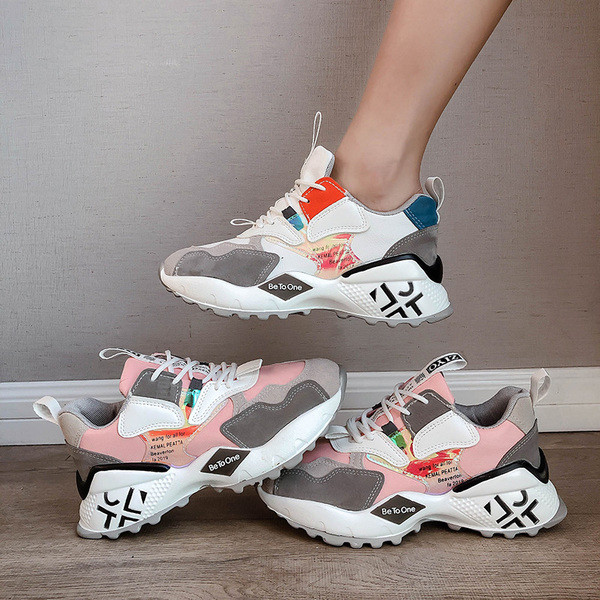 Μοντέρνα γυναικεία αθλητικά παπούτσια σε δύο χρώματα με κορδόνια και χρωματιστό τύπωμα