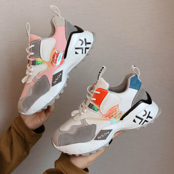 Μοντέρνα γυναικεία αθλητικά παπούτσια σε δύο χρώματα με κορδόνια και χρωματιστό τύπωμα