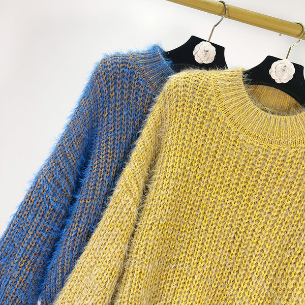Bolyhos aszimmetrikus női pulóver sárga és kék színben
