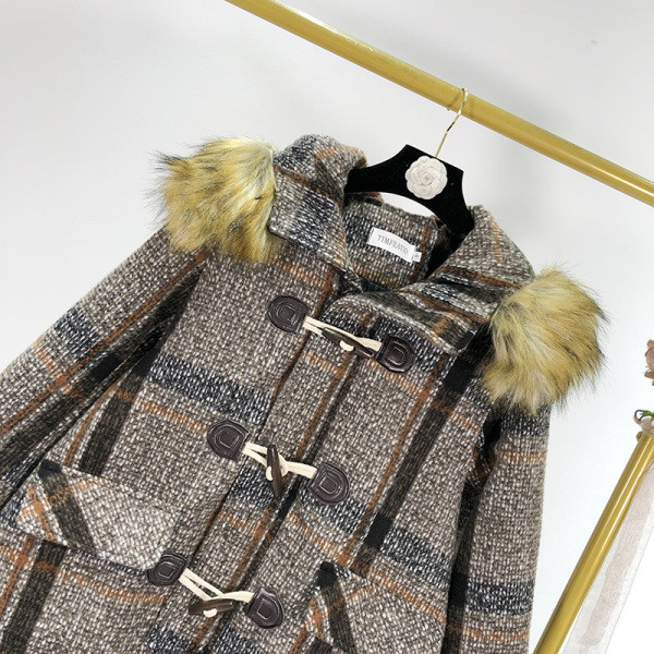 Rövid kockás kabát műszőrme kapucnival