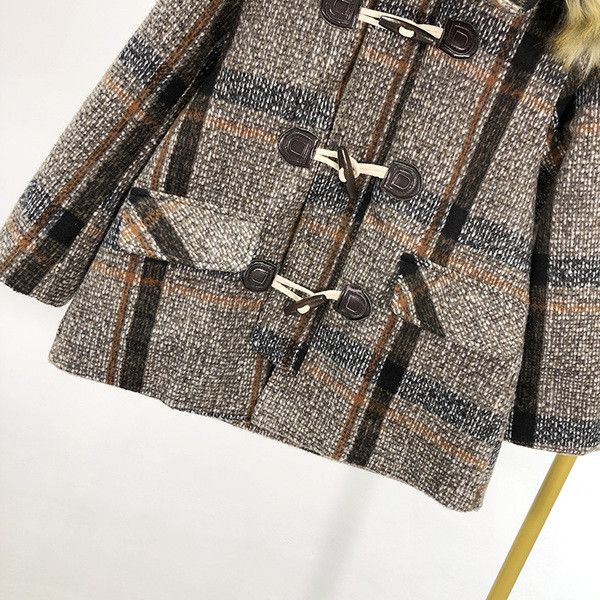 Rövid kockás kabát műszőrme kapucnival