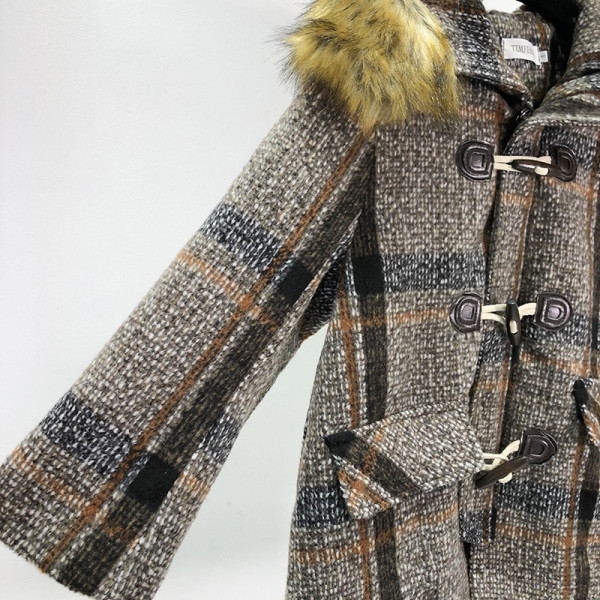 Rövid kockás kabát műszőrme kapucnival