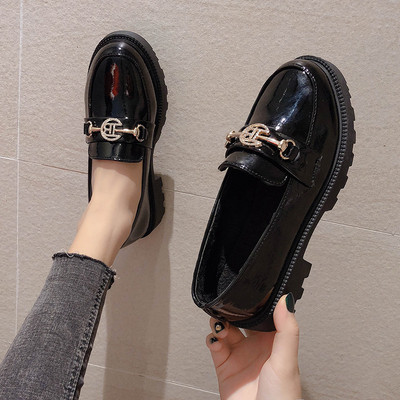 Καθημερινά γυναικεία υποδήματα οικολογικού δέρματος με μπεζ και μαύρο χρώμα