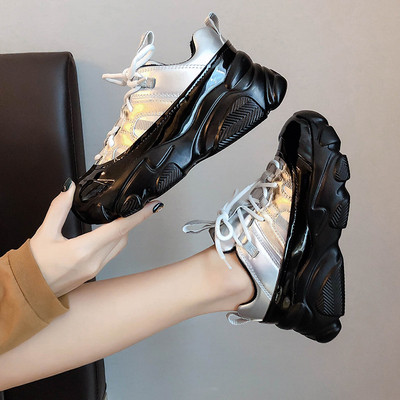 Κομψά γυναικεία αθλητικά παπούτσια με παχιά σόλες και κορδόνια σε μαύρο και γκρι χρώμα