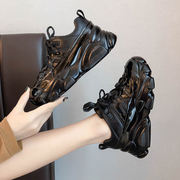 Κομψά γυναικεία αθλητικά παπούτσια με παχιά σόλες και κορδόνια σε μαύρο και γκρι χρώμα