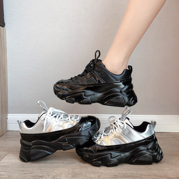 Κομψά γυναικεία αθλητικά παπούτσια με παχιά σόλες και κορδόνια σε μαύρο και γκρι χρώμα