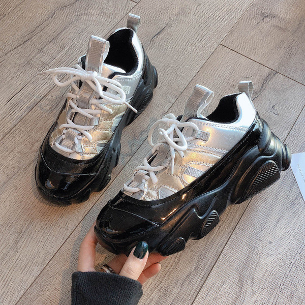 Κομψά γυναικεία αθλητικά παπούτσια με παχιά σόλες και κορδόνια σε μαύρο και γκρι χρώμα