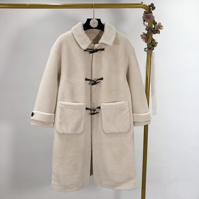 Modern hosszú pehelykabát piros, kék, bézs és fehér zsebekkel