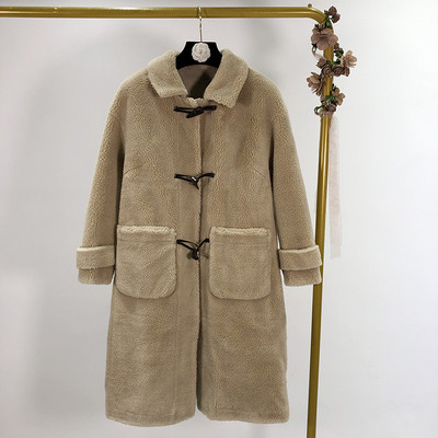 Modern hosszú pehelykabát piros, kék, bézs és fehér zsebekkel