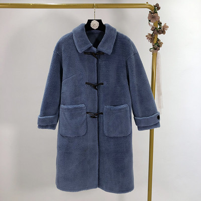 Modern hosszú pehelykabát piros, kék, bézs és fehér zsebekkel