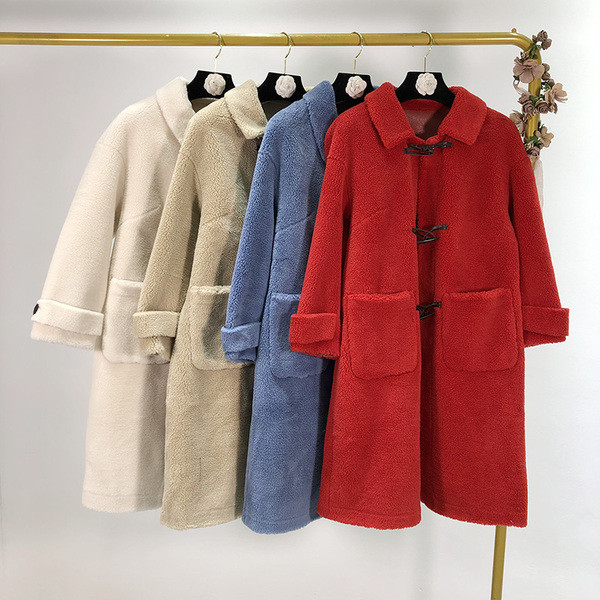 Modern hosszú pehelykabát piros, kék, bézs és fehér zsebekkel