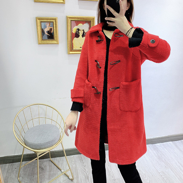 Modern hosszú pehelykabát piros, kék, bézs és fehér zsebekkel