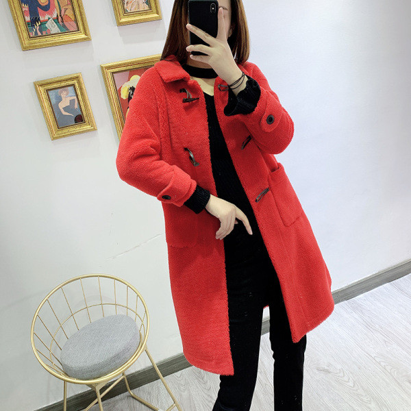 Modern hosszú pehelykabát piros, kék, bézs és fehér zsebekkel