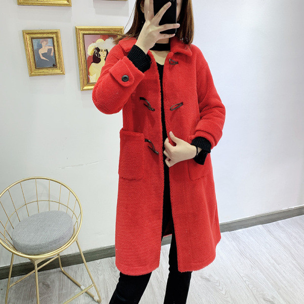 Modern hosszú pehelykabát piros, kék, bézs és fehér zsebekkel