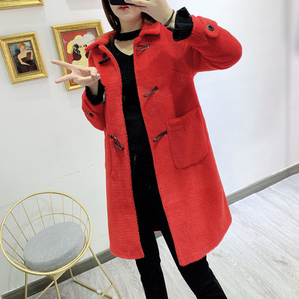 Modern hosszú pehelykabát piros, kék, bézs és fehér zsebekkel