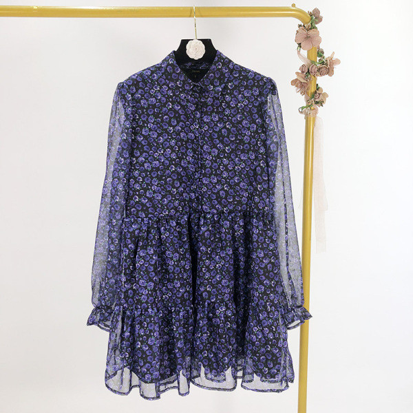 Rövid szabású ruha tüll ujjal, virágmintával