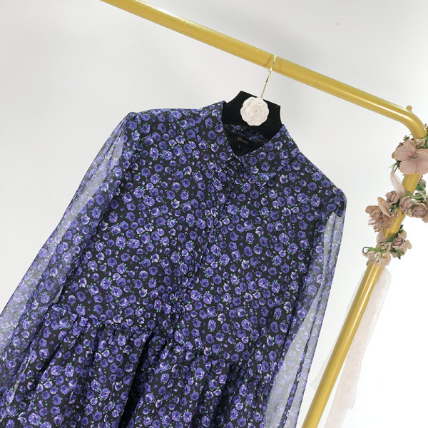 Rövid szabású ruha tüll ujjal, virágmintával