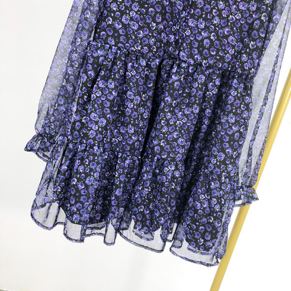 Rövid szabású ruha tüll ujjal, virágmintával