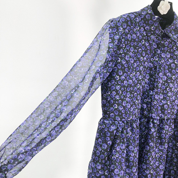 Rövid szabású ruha tüll ujjal, virágmintával