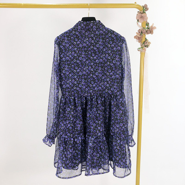 Rövid szabású ruha tüll ujjal, virágmintával