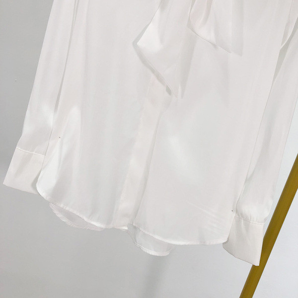 Modern női ing gombokkal és szalaggal a nyakkivágáson, fehér színben