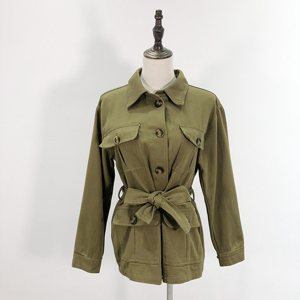 Σύντομο γυναικε΄λιο μπουφάν άνοιξης-φθινοπώρου σε πράσινο χρώμα με ζώνη και κουμπιά