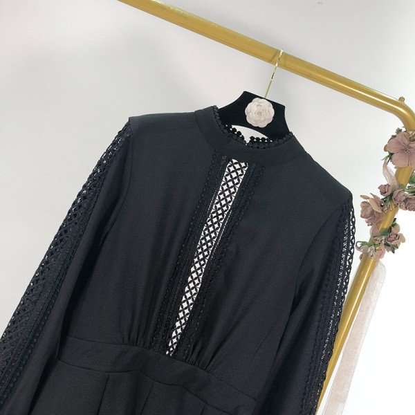 Modern rövid overall csipkével és csupasz háttal, fekete színben