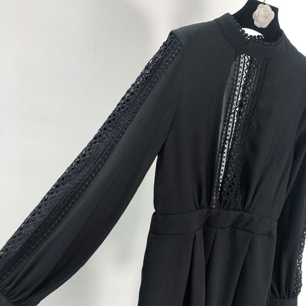 Modern rövid overall csipkével és csupasz háttal, fekete színben