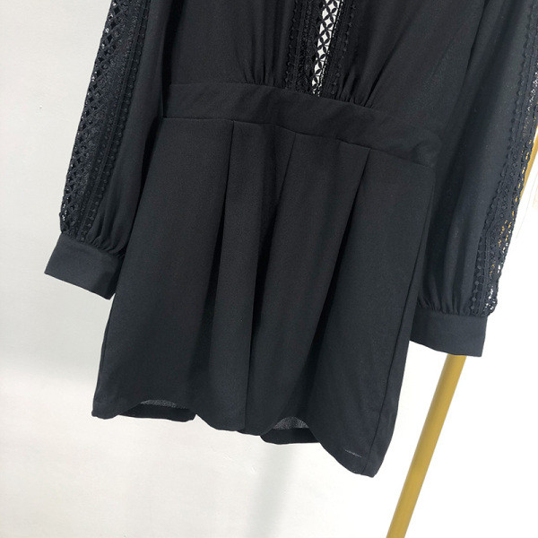 Modern rövid overall csipkével és csupasz háttal, fekete színben