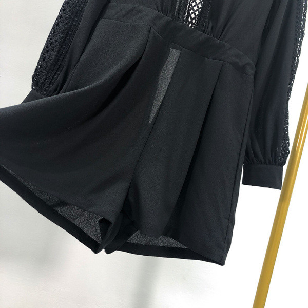 Modern rövid overall csipkével és csupasz háttal, fekete színben