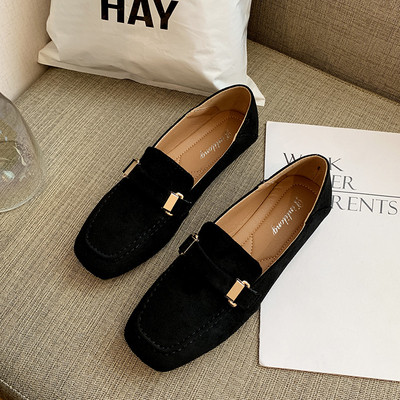 Öko velúrból készült modern női cipő fekete és bézs csattal